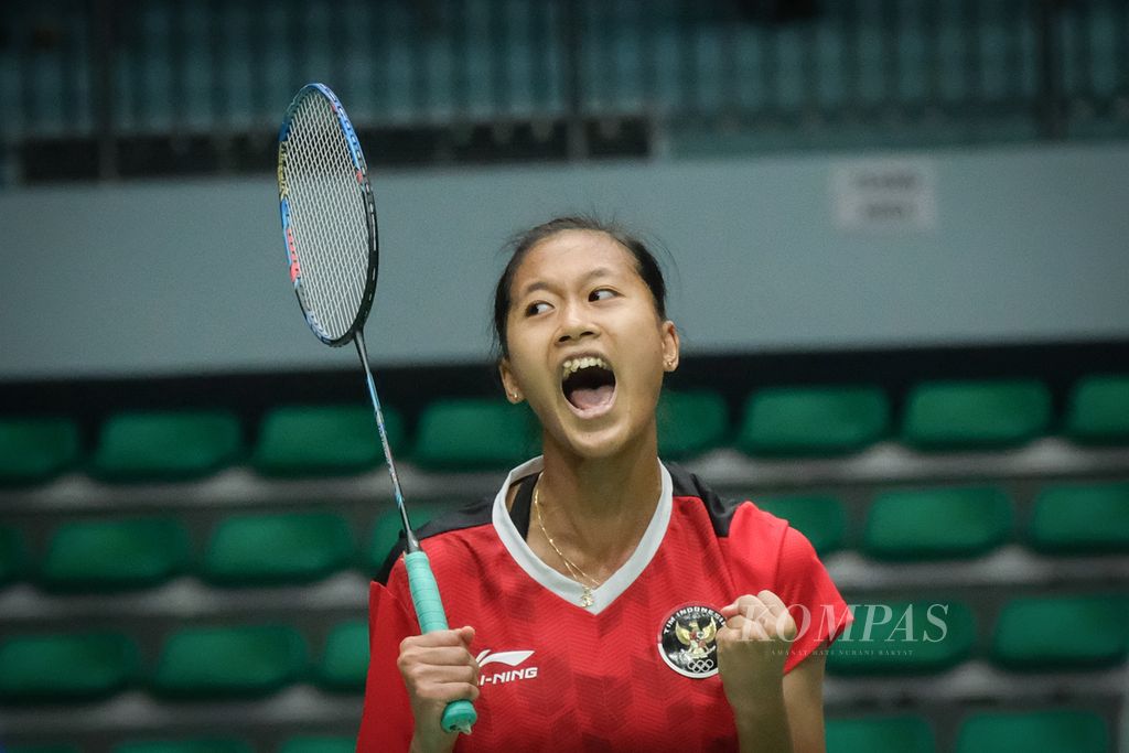 Selebrasi tunggal kedua Indonesia Putri Kusuma Wardani setelah menaklukkan pemain berpengalaman tuan rumah, Vu Thi Trang, 21-19, 16-21, 21-15, dalam laga ketiga semifinal beregu SEA Games Vietnam 2021, di Bac Giang Gymnasium, pada Selasa (17/5/2022).