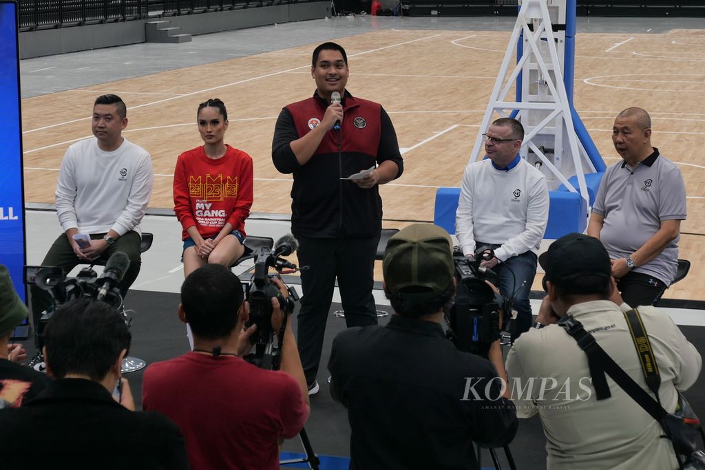 Menteri Pemuda dan Olahraga Dito Ariotedjo hadir dalam konferensi pers persiapan Piala Dunia Bola Basket FIBA 2023 di Indonesia Arena, Kompleks Olahraga Gelora Bung Karno, Senayan, Jakarta, Selasa (11/7/2023).