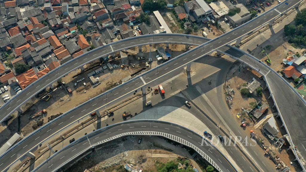 Foto udara tahap akhir penyelesaian proyek Jalan Tol Layang Dalam Kota seksi A ruas Kelapa Gading-Pulo Gebang di Cakung, Jakarta Timur, Kamis (29/7/2021).