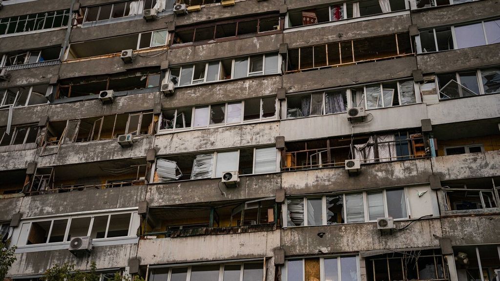 Fasad apartemen yang rusak setelah serangan rudal di Dnipro, Ukrania, Senin (10/10/2022). Ledakan dilaporkan terjadi di Lviv, Ternopil, dan Zhytomyr di Ukraina barat. Selain itu, ledakan juga melanda Dnipro dan Kremenchuk di Ukraina bagian tengah hingga Kharkiv di wilayah timur dan ibu kota Ukraina, Kyiv. 
