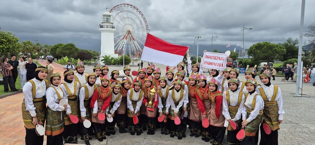 Rombongan misi budaya SMP-SMA AL Izhar Pondok Labu, Jakarta, pada akhir Juni 2024 mengikuti festival folklor di Batumi, Georgia. Tim ini meraih penghargaan tertinggi, yaitu Grand Champion.