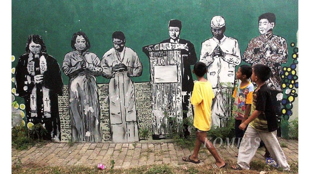 Sejumlah anak melintasi mural atau lukisan dinding yang menggambarkan kerukunan umat beragama di sepanjang tembok di wilayah Pasar Minggu, Jakarta Selatan, Minggu (2/9/2018). Kerukunan umat beragama harus terus dijaga karena menjadi modal utama pembangunan bangsa dan negara.