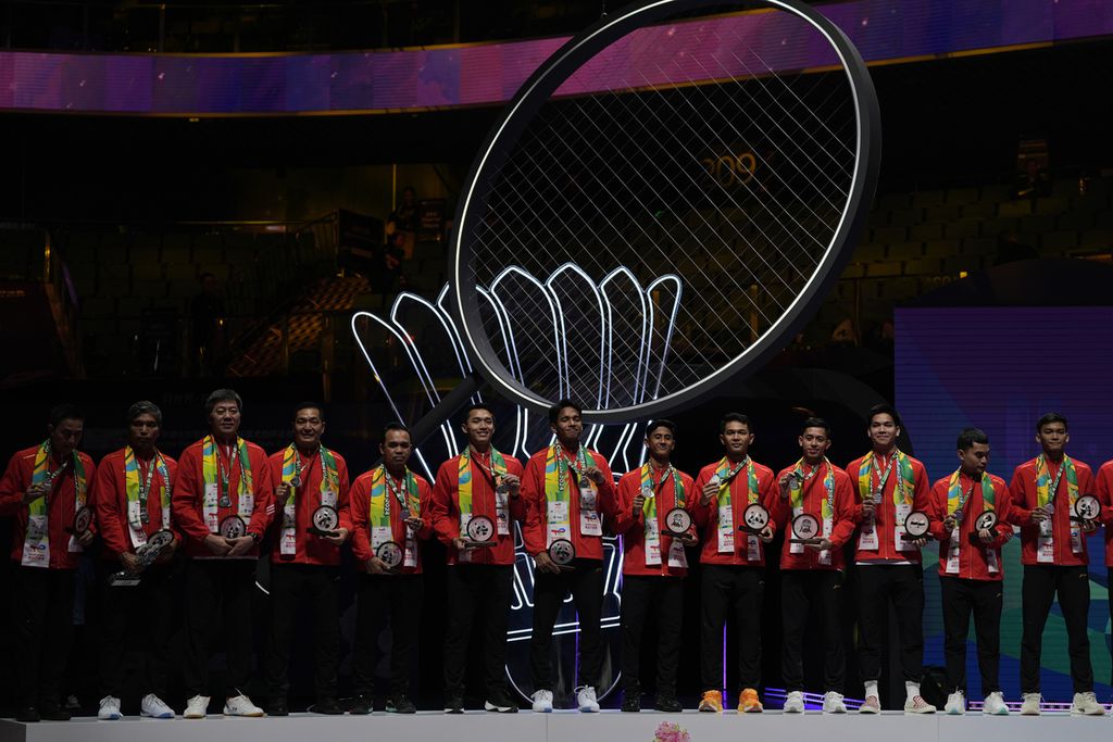 The Indonesian Thomas Cup team appeared together after the final match between Indonesia and China at the Chengdu Hi Tech Zone Sports Centre Gymnasium, China, on Sunday (5/5/2024). China won the 2024 Thomas Cup after defeating Indonesia, 3-1.