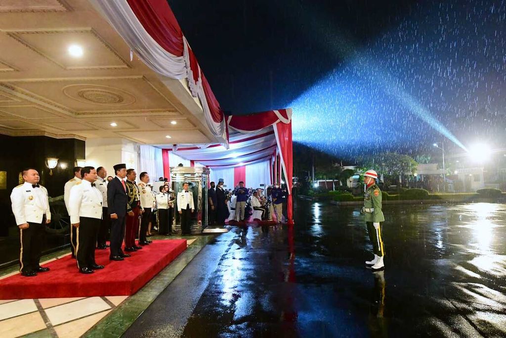 Presiden Joko WIdodo memimpin upacara Parade Senja dan penurunan bendera Merah Putih di Lapangan Bela Negara, Kementerian Pertahanan, Jakarta, Selasa (4/10/2022). Upacara tersebut merupakan rangkaian hari ulang tahun ke-77 Tentara Nasional Indonesia.