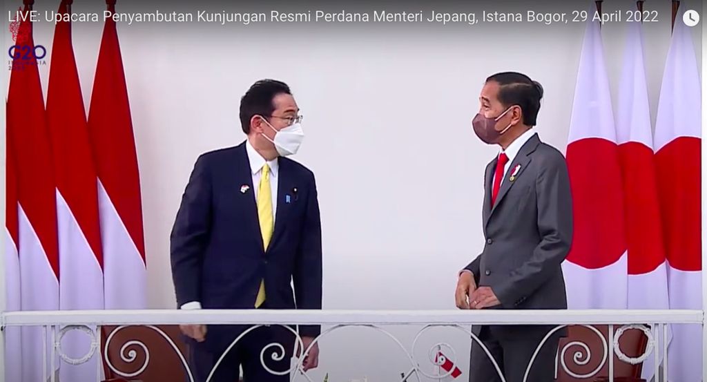 Presiden Joko Widodo berbincang dengan Perdana Menteri Jepang Fumio Kishida dalam pertemuan bilateral yang berlangsung di Beranda Istana Kepresidenan Bogor, Jawa Barat, Jumat (29/4/2022). 