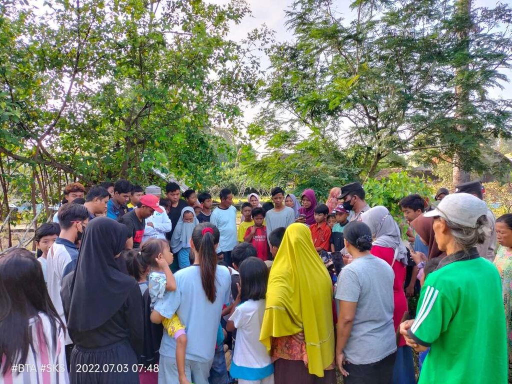 Warga menyaksikan pemakaman mayat bayi yang dibuang di Desa Mernek, Maos, Cilacap, Jawa Tengah, Minggu (3/7/2022).