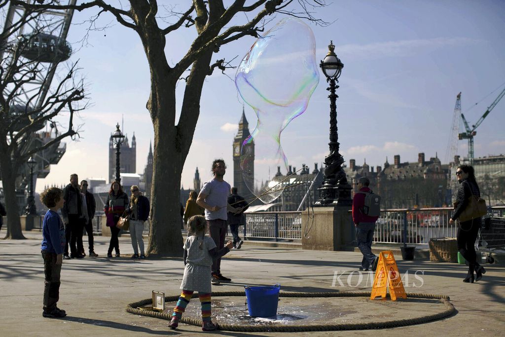 Seniman jalanan memainkan gelembung sabun di The Queen's Walk di tepi Sungai Thames, London, Inggris, Selasa (22/3/2016). Jalan kaki menyusuri The Queen's Walk di pinggiran Sungai Thames yang telah menjadi bagian dari Kerajaan Inggris sejak lebih dari 1.000 tahun yang lalu adalah salah satu cara terbaik menikmati London. 