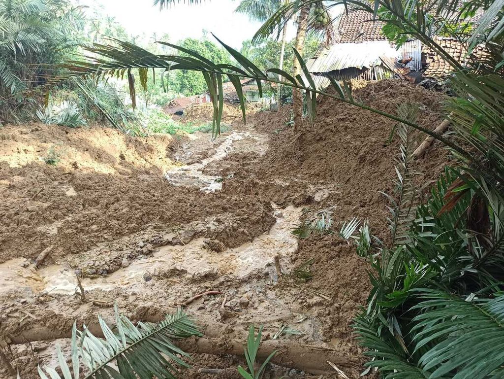 Tanah longsor terjadi di Desa Nagasari, Kecamatan Pagentan, Kabupaten Banjarnegara, Jawa Tengah, Selasa (6/2/2024). Empat rumah rusak akibat longsor dan puluhan warga mengungsi ke tempat aman.