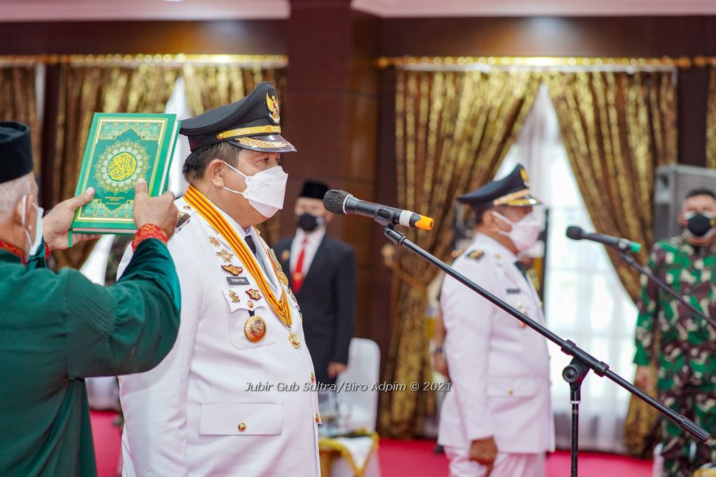 Bupati Muna Rusman Emba saat dilantik sebagai bupati pada 2021, di Kendari, Sulawesi Tenggara, Kamis (2/9/2021).