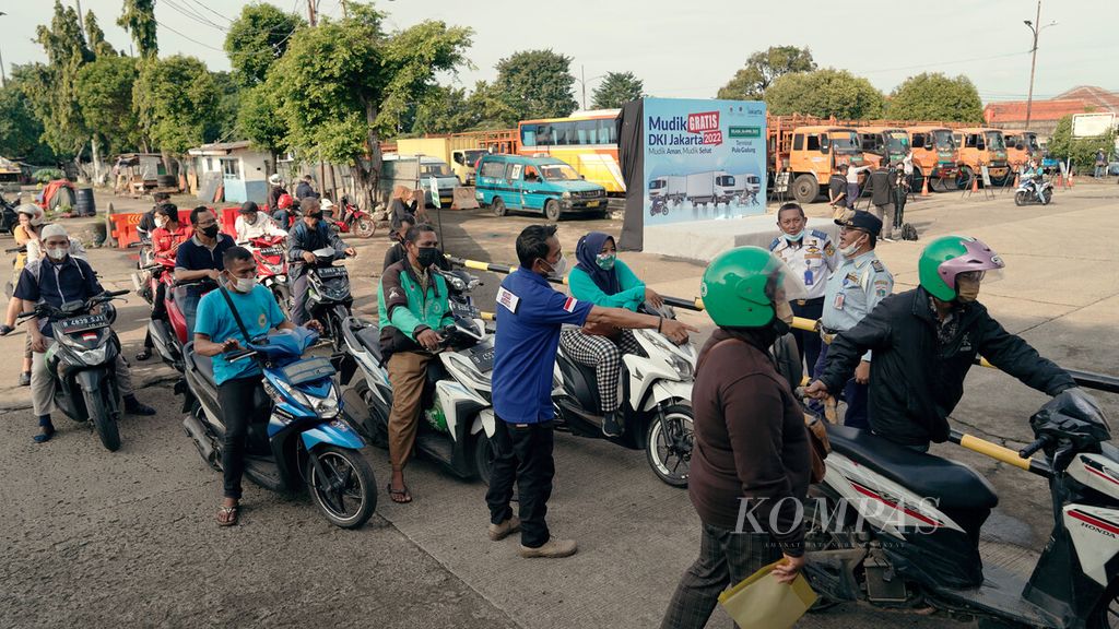 Calon pemudik antre untuk verifikasi sepeda motornya yang akan diangkut dengan truk secara gratis di Terminal Pulo Gadung, Jakarta Timur, Selasa (26/4/2022). 