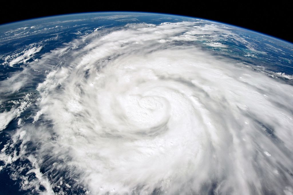 Foto yang dikeluarkan Badan Penerbangan dan Antariksa Amerika Serikat (NASA) menunjukkan penampakan badai Ian dari luar angkasa, Senin (26/9/2022).