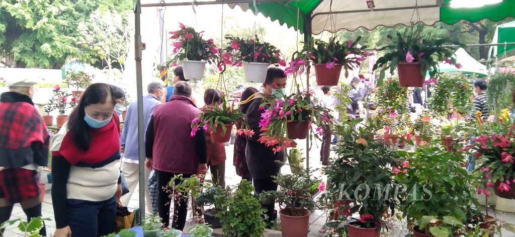 Warga melihat-lihat berbagai jenis bunga yang dijual di salah satu taman di kota Kaohsiung, Taiwan pada hari pertama Tahun Baru Imlek 2023 yang jatuh pada Minggu (22/1/2023). 