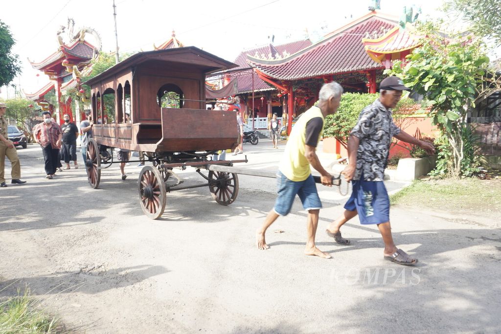 Warga bergotong royong mendorong kereta jenazah di Banyumas, Jawa Tengah, Senin (23/5/2022).