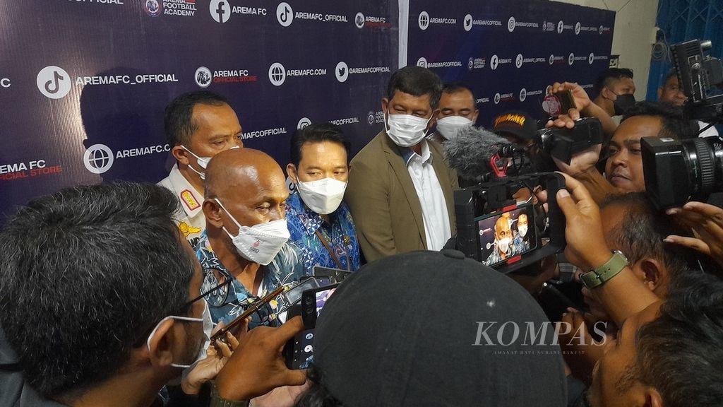 Tim Gabungan Independen Pencari Fakta Tragedi Kanjuruhan sedang melayani sesi wawancara bersama awak media, di Stadion Kanjuruhan, Malang, Jawa Timur, Jumat (7/10/2022) petang.