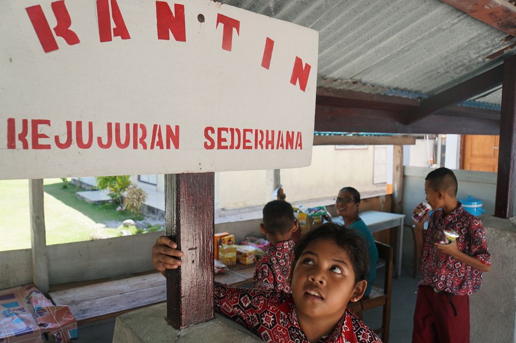 Siswa-siswa SD Negeri Miangas, Pulau Miangas, Kepulauan Talaud, Sulawesi Utara, membeli jajanan di kantin, Kamis (12/3/2020), sekalipun jam pelajaran sedang berlangsung. Seorang guru, Wensariawen Rellam (55), memilih menjaga barang dagangannya.