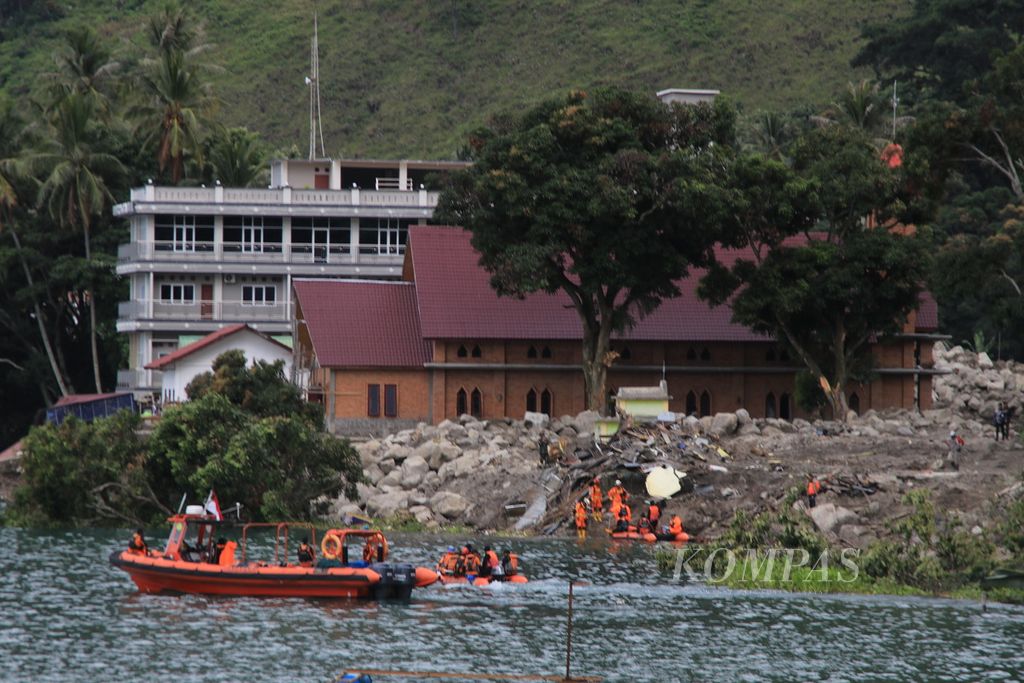 Tim pencarian dan pertolongan (SAR) gabungan mencari korban banjir bandang di perairan Danau Toba di Desa Simangulampe, Kecamatan Baktiraja, Kabupaten Humbang Hasundutan, Sumatera Utara, Jumat (8/12/2023). 