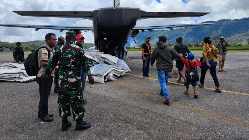 Warga meninggalkan Distrik Oksibil, Kabupaten Pegunungan Bintang, Papua Pegunungan, menuju Jayapura karena ketakutan dengan teror kelompok kriminal bersenjata pada Jumat (13/1/2023).