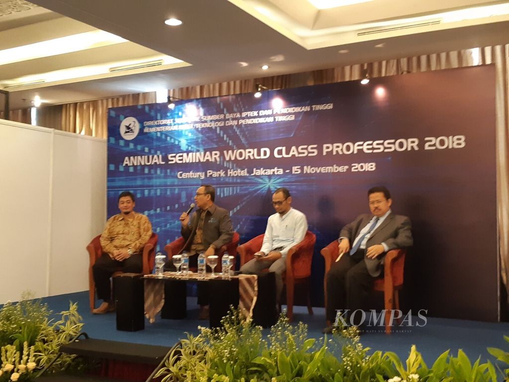Indonesian university lecturers and professors receive support to increase scientific publications in reputable international journals through the World Class Professor (WCP) program. Several participants of the 2018 WCP shared their experiences in collaborating on publications with world-class professors from both domestic and foreign universities during the annual WCP 2018 seminar in Jakarta on Thursday (15/11/2018).