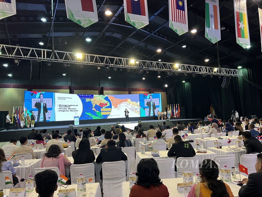 Perwakilan delegasi Thailand tengah mempresentasikan perkembangan soal negara mereka pada 4th ASEAN-India Youth Summit di Hyderabad, India, Senin (13/2/2023). 