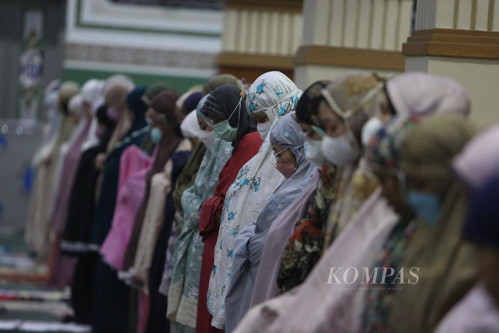 Sebagian umat muslim melaksanakan shalat Tarawih pertama di Masjid Al Azhar, Kebayoran Baru, Jakarta, Jumat (1/4/2022). Sementara pemerintah, setelah melalui sidang isbat, resmi menetapkan 1 Ramadhan 1443 Hijriah jatuh pada pada Minggu (3/4/2022).