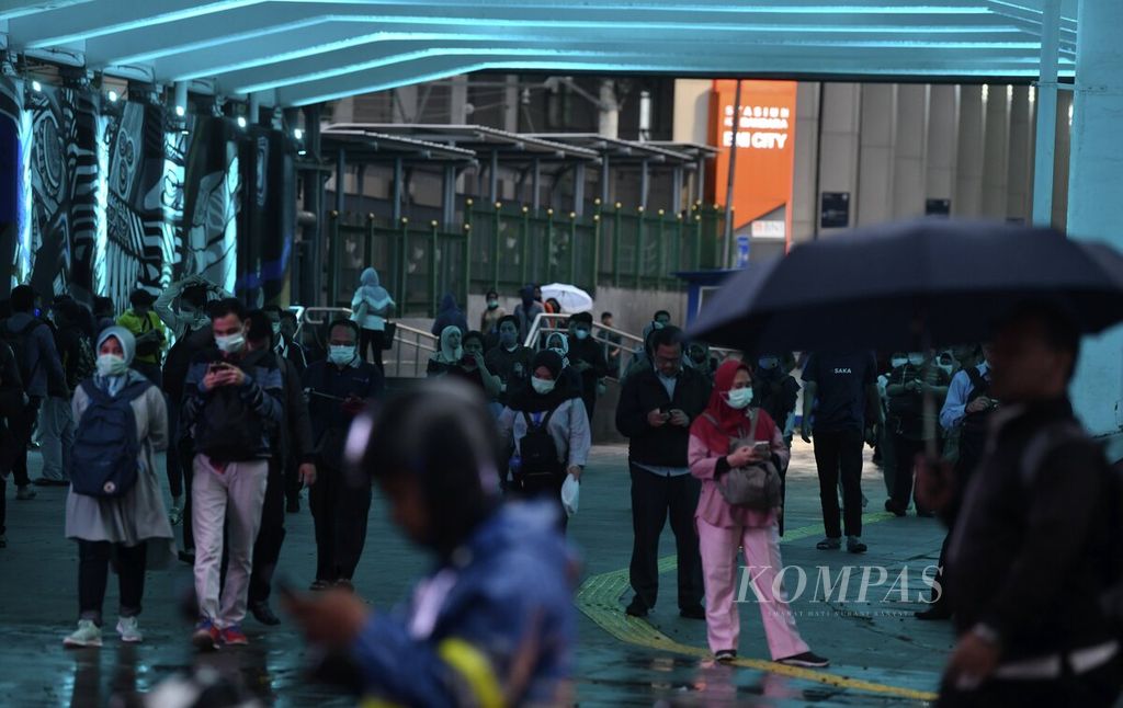 Pekerja dan pegawai kantor berjalan kaki melewati Terowongan Kendal, Jakarta Pusat, saat jam pulang kerja, Senin (16/3/2020). 