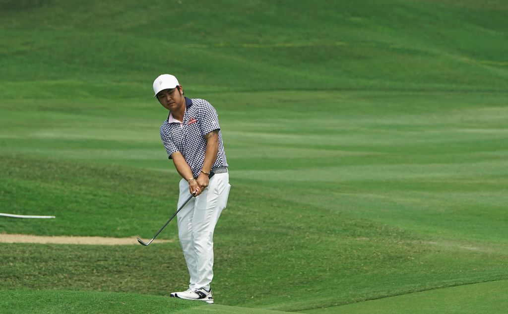 Pegolf Indonesia, Jonathan Wijono, memukul bola pada hari keempat BNI Ciputra Golfpreneur Tournament 2024, Sabtu (24/8/2024), di Tangerang Selatan, Banten.