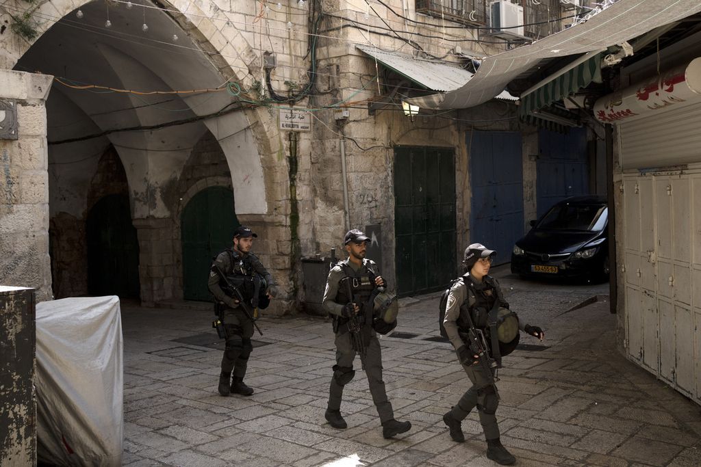 Polisi Perbatasan Israel berpatroli di Kota Tua Jerusalem pada hari Yom Kippur, 5 Oktober 2022. 