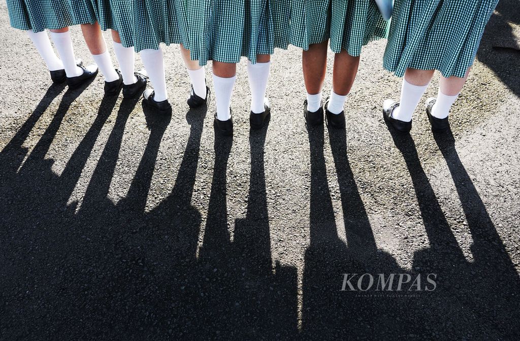 Kaki para siswi SMA yang hadir menyaksikan para aktivis menggelar Aksi Kamisan ke-767 di depan Istana Merdeka, Jakarta, Kamis (9/3/2023). Aksi Kamisan ke -767 ini mengangkat tema hak perlindungan perempuan seiring peringatan Hari Perempuan Internasional. 