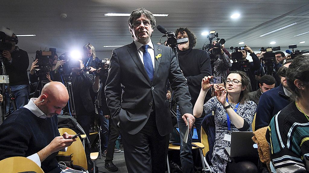 Presiden Catalonia yang dicopot, Carles Puigdemont, tiba dalam acara konferensi pers di Brussels, Belgia, Jumat (22/12), sehari setelah  pemilu regional Catalonia. Hasil pemungutan suara menunjukkan, dengan tingkat partisipasi pemilih mencapai 82 persen, gabungan suara partai-partai pro-kemerdekaan menguasai mayoritas kursi parlemen.   