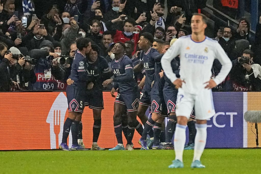Para pemain Paris Saint-Gemain (PSG) merayakan gol yang dicetak Kylian Mbappe  ke gawang Real Madrid jelang akhir laga pertama babak 16 besar Liga Champions Eropa di Stadion Parc des Princes, Paris, Perancis, Rabu (16/2/2022) dini hari WIB. 