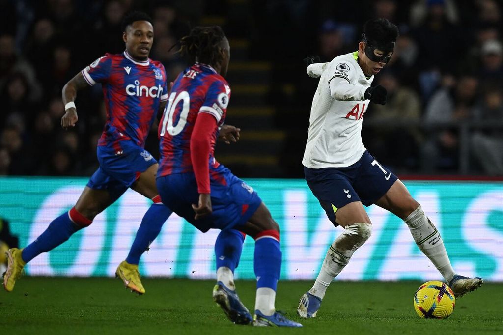 Penyerang Tottenham Hotspur, Son Heung-min (kanan), mengontrol bola dalam pertandingan Liga Inggris antara Crystal Palace dan Tottenham Hotspur di Stadion Selhurst Park, London, Kamis (5/1/2023). Spurs mengalahkan Crystal Palace, 4-0. 