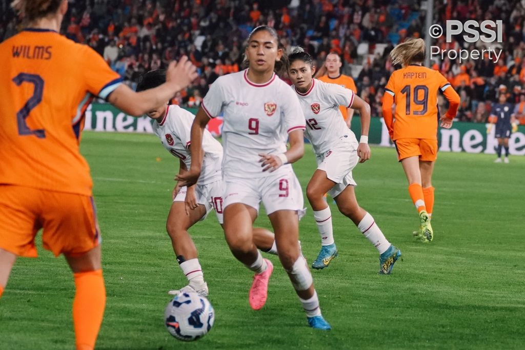 Penyerang Indonesia, Claudia Scheunemann, berusaha melakukan tekanan kepada pemain Belanda pada laga uji coba di Stadion De Vijverberg, Sabtu (26/10/2024) WIB. Claudia adalah salah satu dari empat pemain putri Indonesia yang memiliki klub.