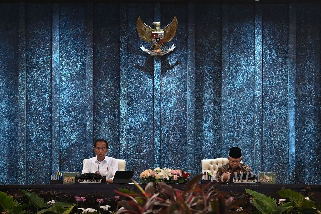 Presiden Joko Widodo didampingi Wakil Presiden Ma’ruf Amin memimpin sidang kabinet paripurna di Istana Garuda, Ibu Kota Nusantara (IKN), Penajam Paser Utara, Kalimantan Timur, Senin (12/8/2024). 