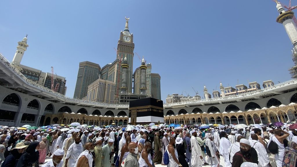 Jemaah haji mengelilingi Kabah untuk menjalankan tawaf wada (perpisahan) di Masjidil Haram, Mekkah, Arab Saudi, Senin (3/7/2023). Kemampuan fisik calon jemaah akan menjadi syarat wajib pelaksanaan ibadah haji.