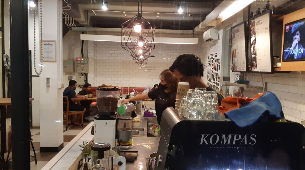 Kopi menjadi daya tarik bagi pembeli. Suasana di sebuah kedai atau warung kopi di Jalan Arjuna, Kota Denpasar, Kamis (5/5/2022). 