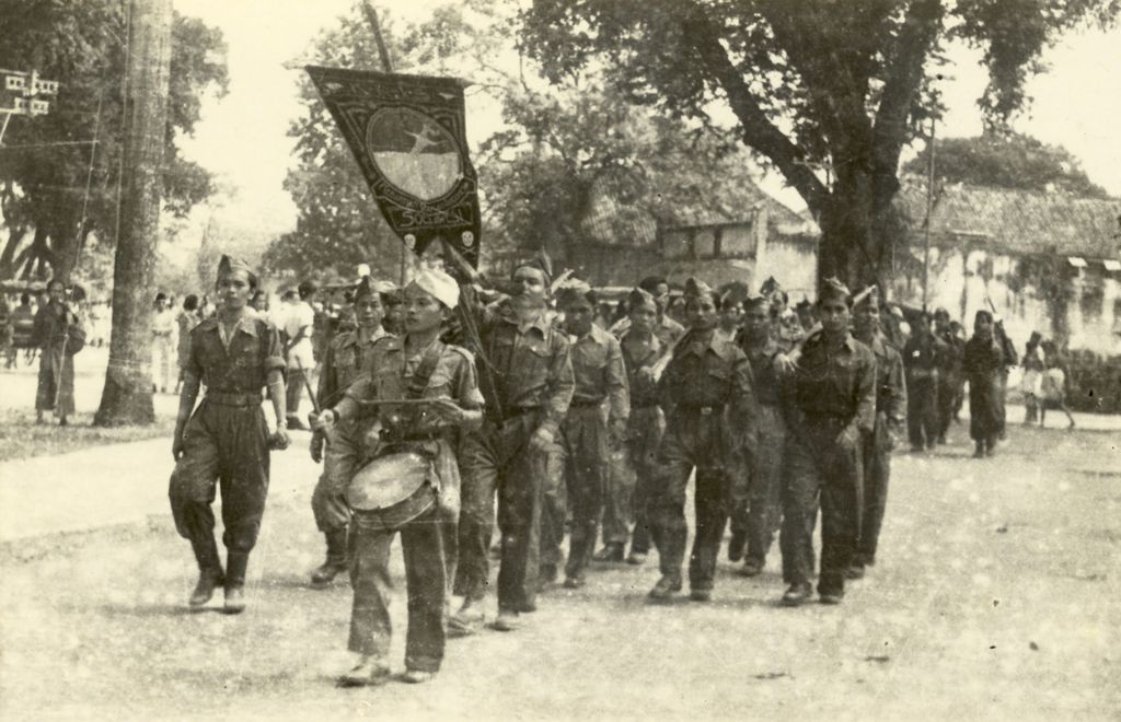 Laskar rakyat Kebaktian Rakyat Indonesia Sulawesi (KRIS) siap menghadapi musuh negara, (Februari 1946).