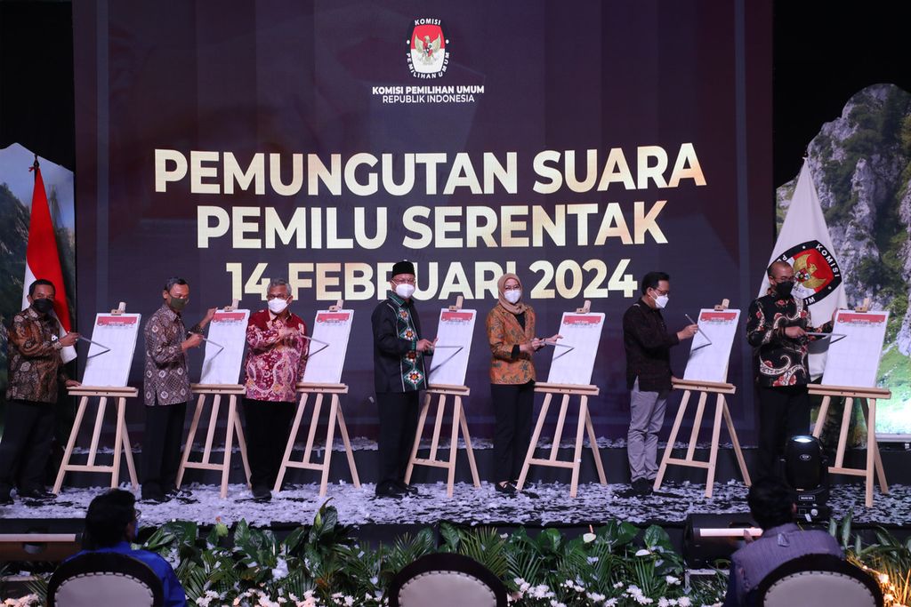 Komisioner Komisi Pemilihan Umum (KPU) mencoblos contoh surat suara saat peluncuran hari pemungutan suara pemilu serentak 2024 di Kantor KPU, Jakarta, Senin (14/2/2022). 