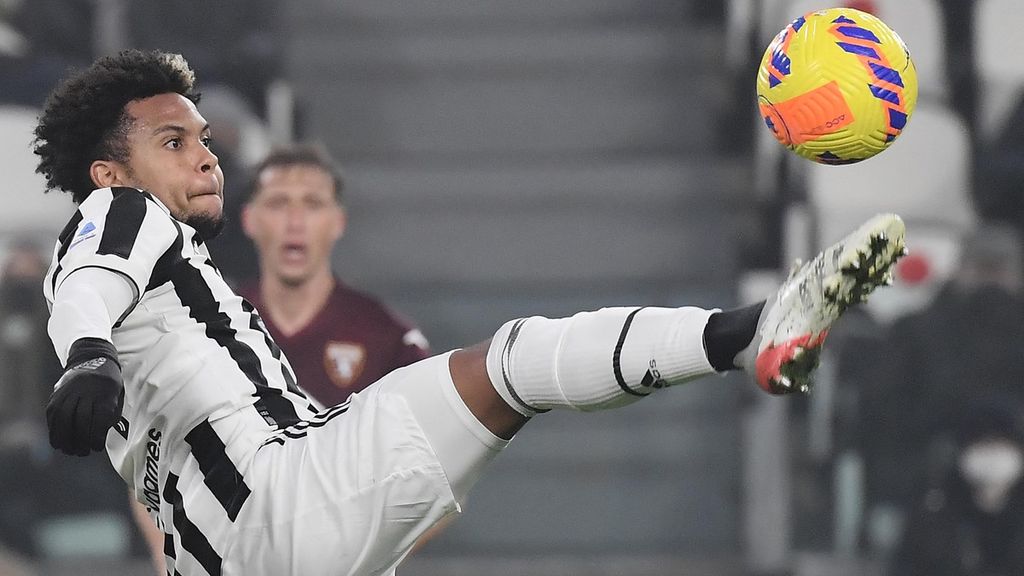 Gelandang Juventus asal Amerika Serikat, Weston McKennie, hendak menguasai bola saat menghadapi Torino pada laga Liga Italia di Arena Allianz, Turin, 18 Februari 2022. 