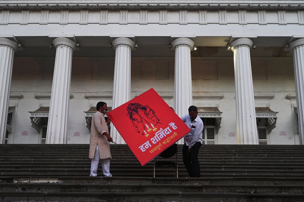 Dukungan pada korban pemerkosaan diletakkan di Gedung Asiatic Society di Mumbai, India.