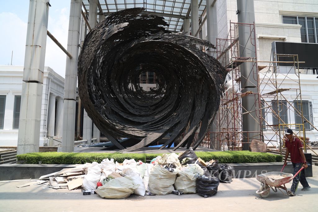 Pekerja menyelesaikan revitalisasi Museum Nasional Indonesia di Jakarta, Selasa (17/9/2024). Museum Nasional akan segera dibuka untuk umum pascakebakaran yang terjadi satu tahun yang lalu.  