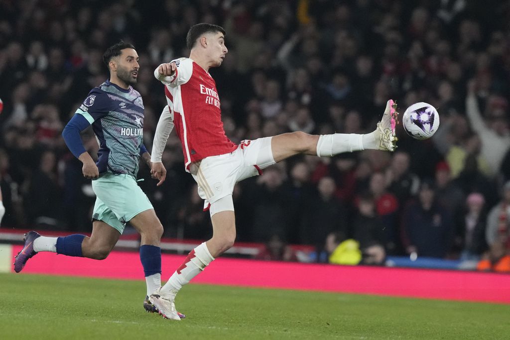 Pemain Arsenal, Kai Havertz (kanan), mengontrol bola saat laga Liga Inggris melawan Brentford di Stadion Emirates, London, 9 Maret 2024. 