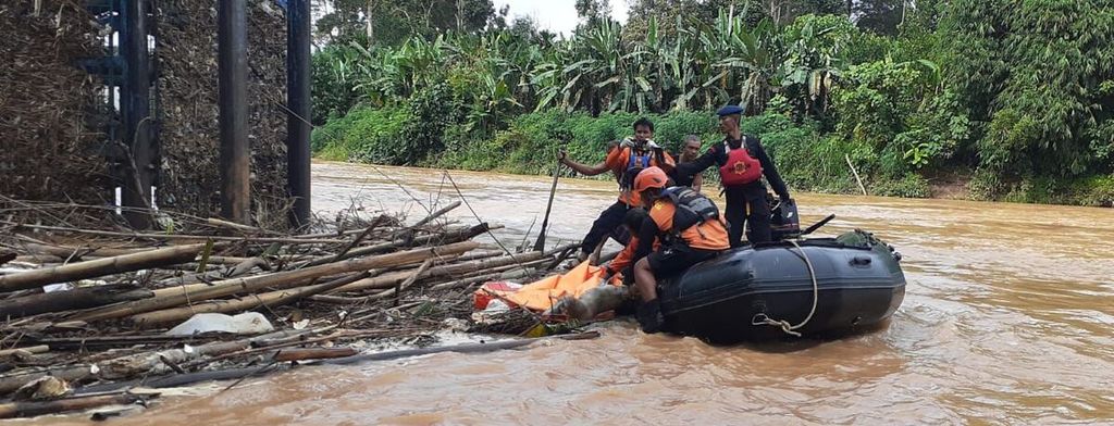 Fauzan (8) ditemukan tim Basarnas Merangin di Sungai Pulau Rayo di Kabupaten Merangin. Jambi, Selasa (28/2/2023), setelah upaya pencarian pada hari kelima. Korban ditemukan sudah dalam kondisi meninggal. 