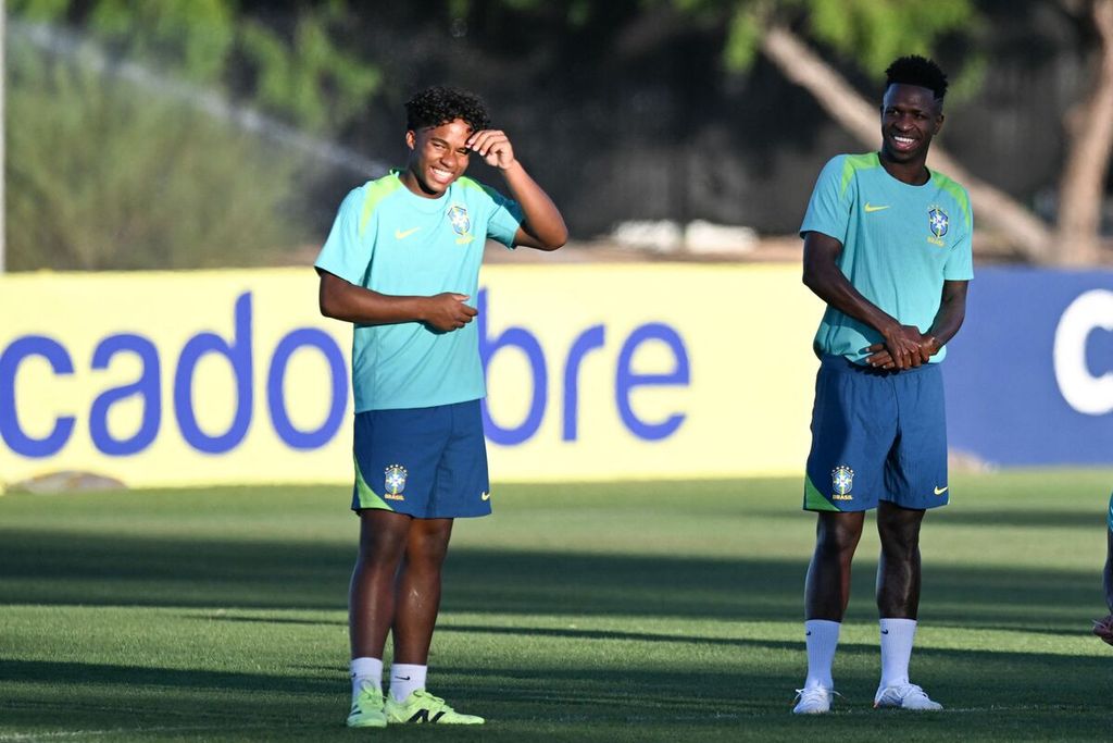 Endrick Moreira dan Vinicius Junior dari Brasil terlihat saat sesi latihan satu hari sebelum turnamen Copa America 2024 di Betty Wilson Soccer Complex, Las Vegas, Nevada, 5 Juli 2024.