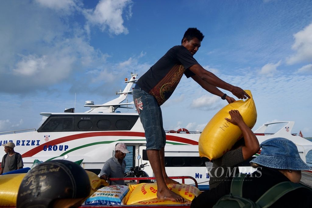 Pekerja mengangkat karung beras ke kapal penyeberangan antarpulau di Wakatobi, Sulawesi Tenggara, Selasa (29/8/2023). 