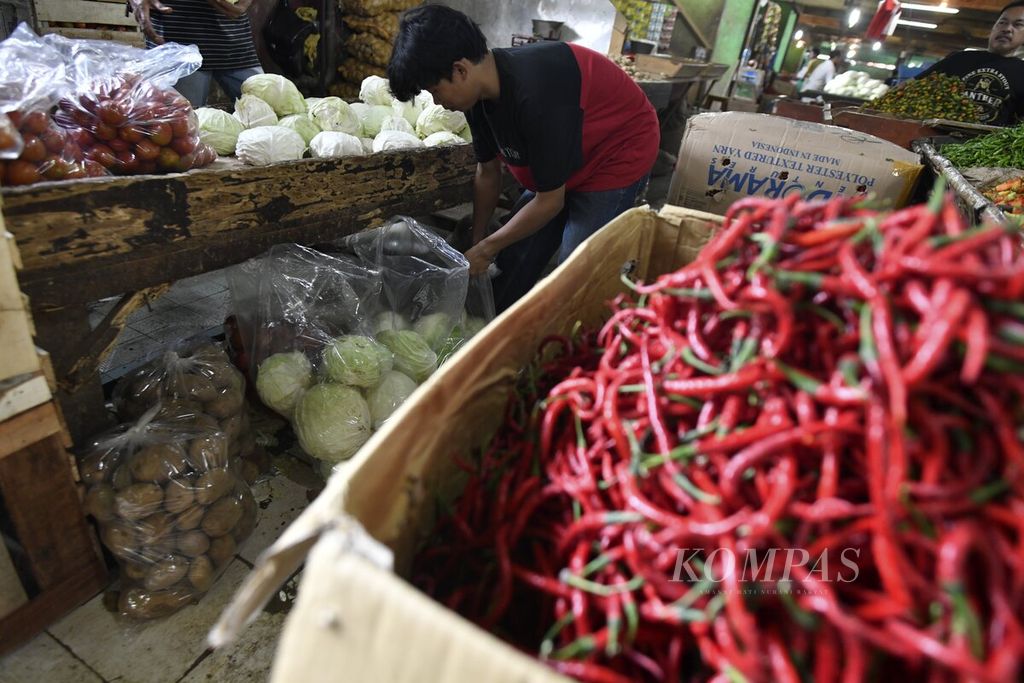 Penjual menyiapkan sayur pesanan pelanggan dalam kantong plastik di Pasar Jembatan Lima, Jakarta, Rabu (9/6/2021). 