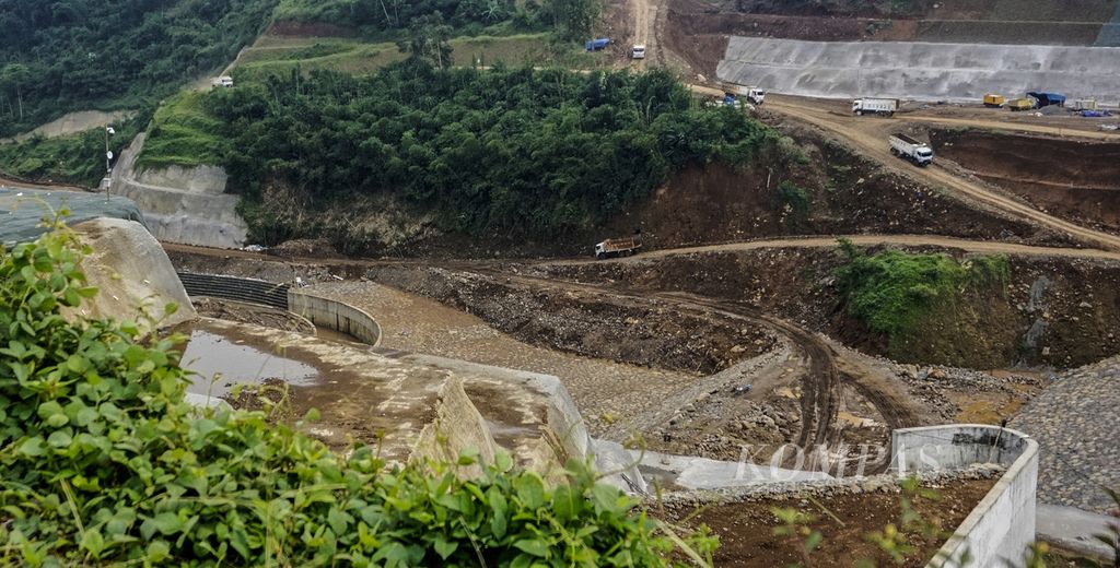 Suasana proyek Bendungan Sukamahi di Sukamahi, Kabupaten Bogor, Jawa Barat, yang hingga kini masih dalam tahap penyelesaian, Rabu (2/2/2022). 