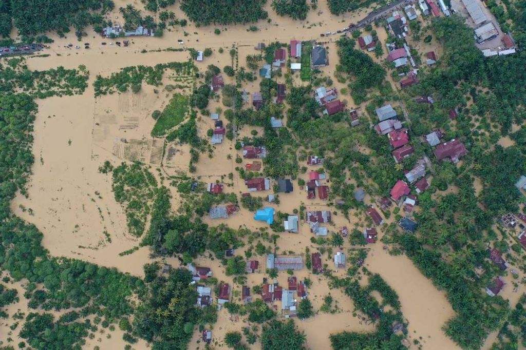 Pemandangan dari udara memperlihatkan jalan nasional Sumatera di Kabupaten Aceh Tamiang, Provinsi Aceh tergenang banjir, Jumat (4/11/2022). Banjir melanda sejumlah kabupaten/kota di Aceh menyebabkan aktivitas warga lumpuh.