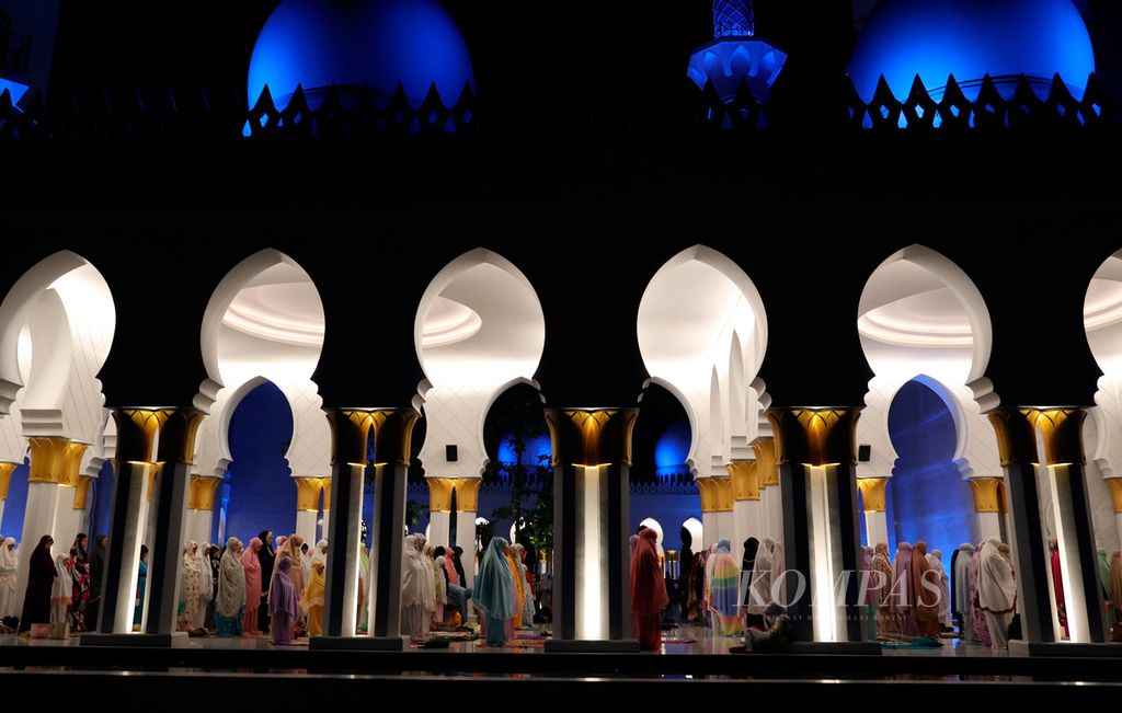 Umat Islam menjalankan shalat Tarawih di Masjid Raya Sheikh Zayed, Kota Surakarta, Jawa Tengah, Rabu (23/3/2023). Pelaksanaan shalat Tarawih, yang merupakan shalat Tarawih pertama yang digelar di masjid tersebut, menandai dimulainya bulan Ramadhan saat umat Islam menjalankan ibadah puasa selama sebulan penuh. 