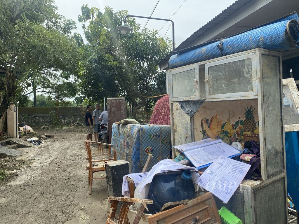 Warga menjemur dokumen penting di depan rumah mereka di kompleks Perumahan Dinar Indah, Kelurahan Meteseh, Kota Semarang, Jateng, Minggu (8/1/2023).