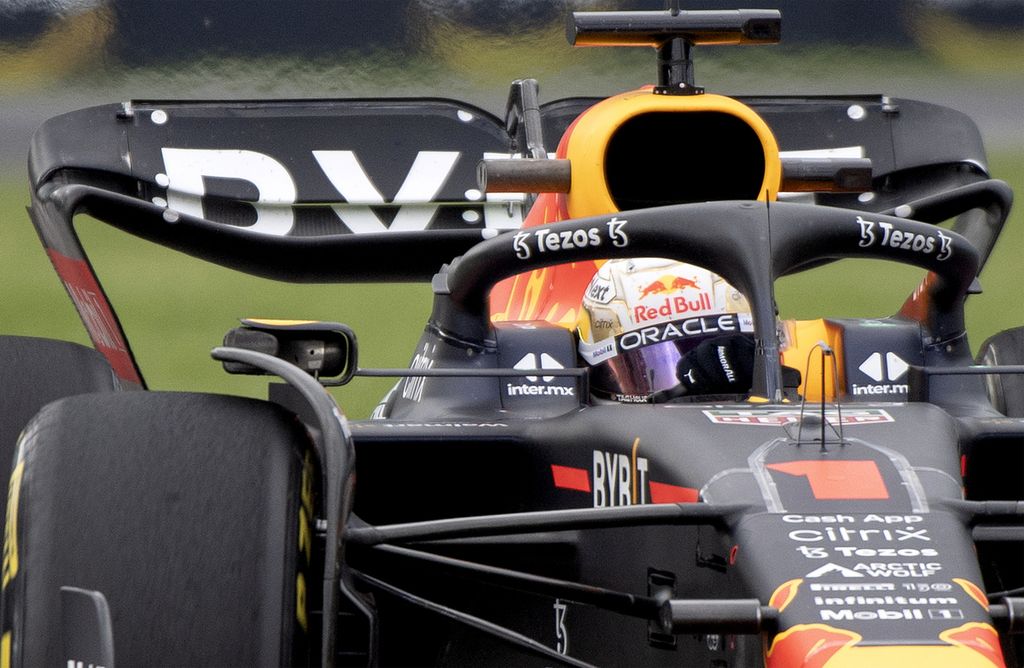 Pebalap Red Bull, Max Verstappen, melewati tikungan saat sesi latihan bebas kedua Grand Prix Formula 1 di Montreal, Kanada, Jumat (17/6/2022). Verstappen langsung melesat di Montreal dengan memuncaki sesi latihan pertama dan kedua. 